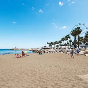 puerto-marinero-en-el-puerto-marina-de-benalmdena-en-el.es-andalucia.com/